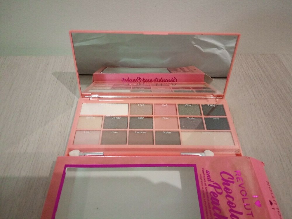 I  ❤️ Revolution  Chocolate And Peaches Eyeshadow Palette